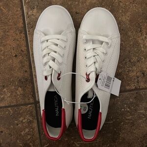Brand new women’s size 6 Nautica athletic shoe. (S01)